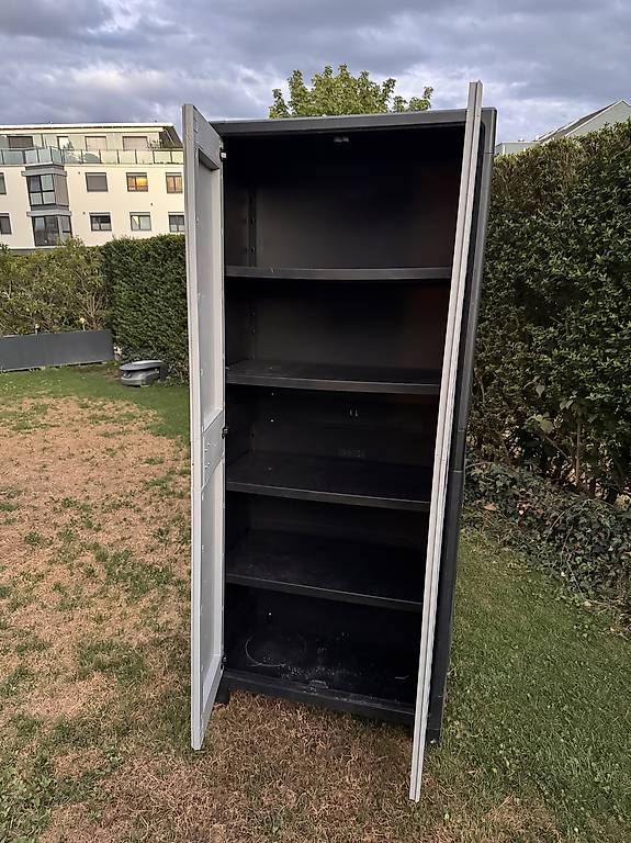 Schränke: Plastik Gartenschrank  – Gebraucht aus Hünenberg See von luc_lxp9