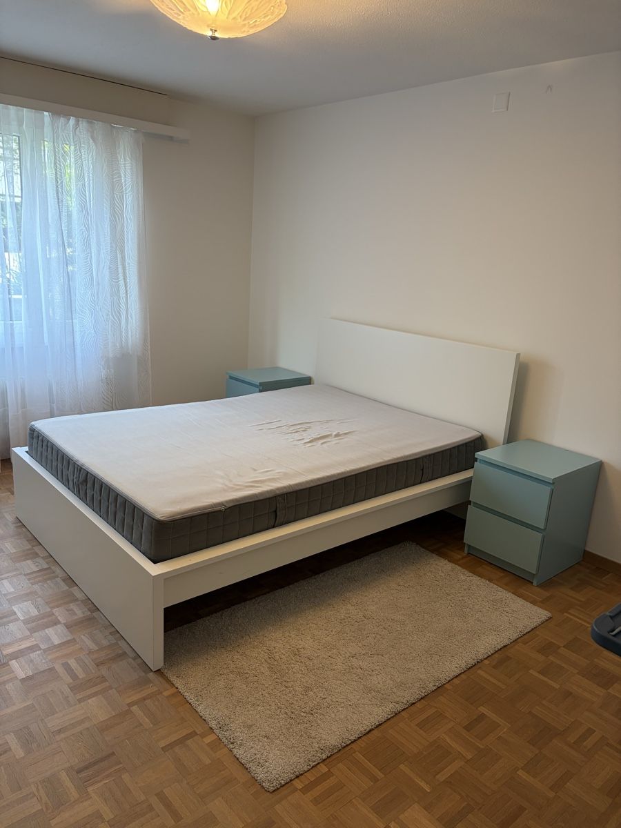 Ikea Letti: White Bed Frame with Mattress and 2 Bedside Tables, MALM – Usato da Sarnen venduto da vik_jw5z
