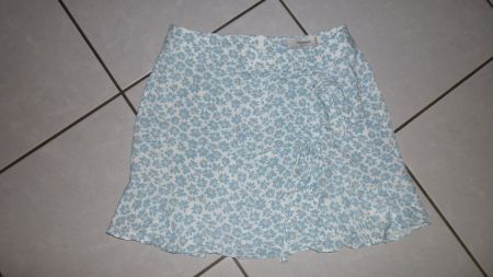 Damen-Minirock weiss-hellblau geblümt / PULL&BEAR / M