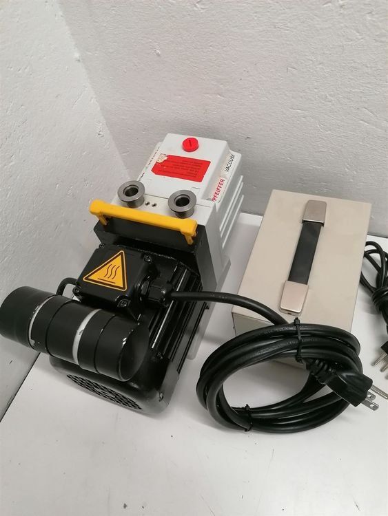 Accessori da laboratorio: Pfeiffer Vakuumpumpe DUO 2.5 – Usato da Niederdorf venduto da LeptonAG_Labor 2