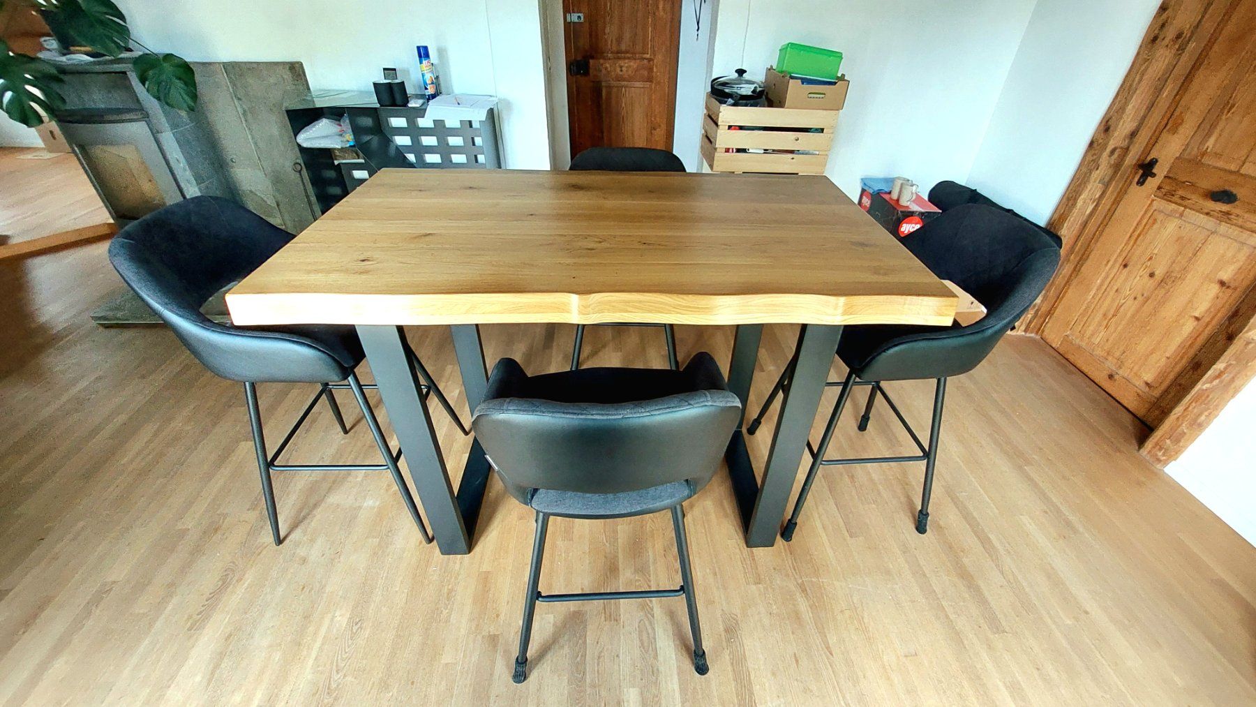 Tavoli: Bartisch mit vier Barhocker – Usato da Hochdorf venduto da Teilnehmer2 1