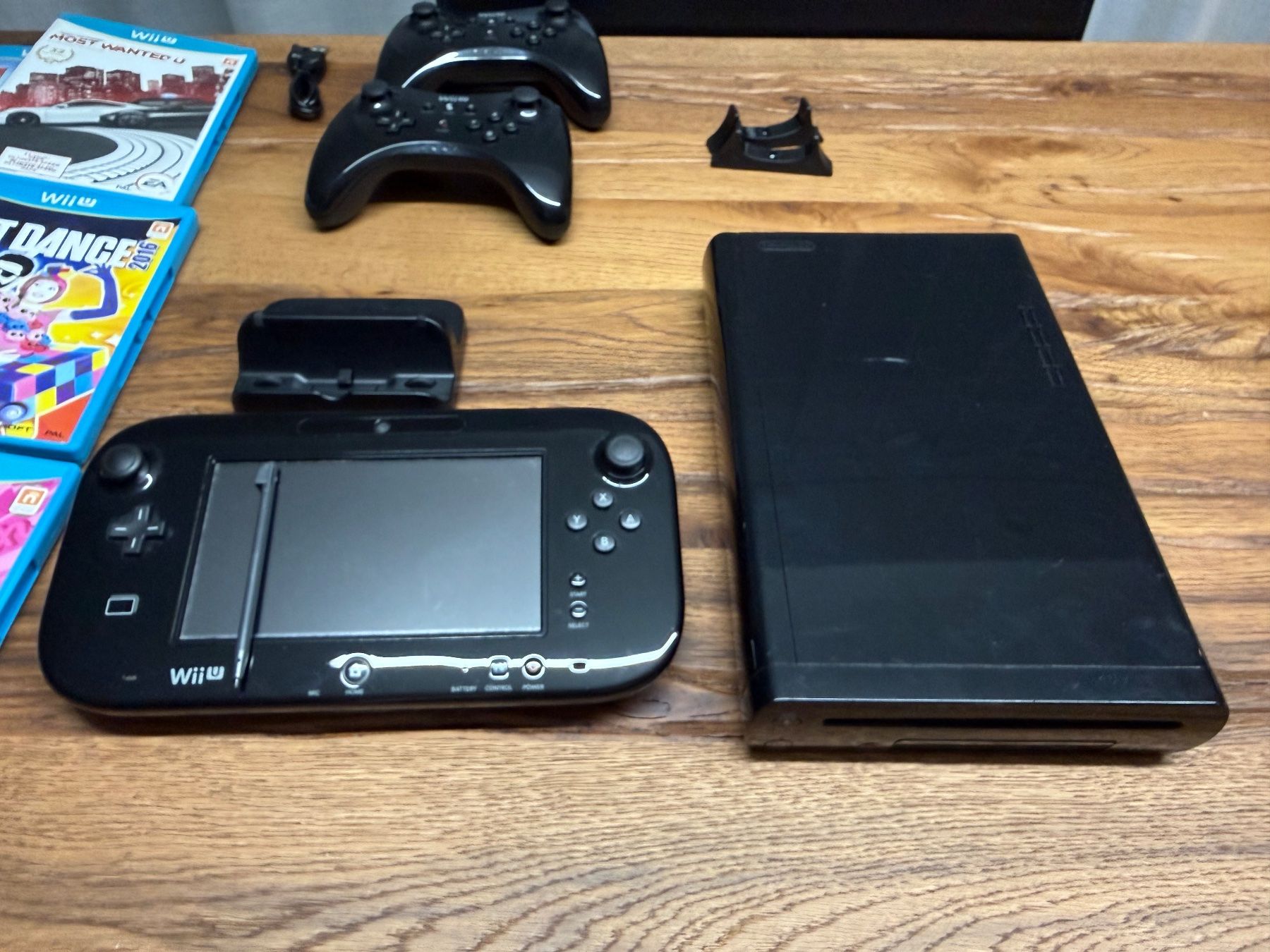 Nintendo Consoles: Nintendo Wii U 32GB mit 2 Pro Controller und Spielen – D'occasion à Wollerau par qua_hw62 1