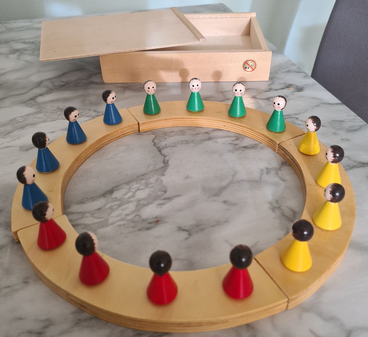 Tutte le decorazioni: Geburtstagsring Holz, 16 Figuren bunt – Usato da Winterthur venduto da bibummi 2