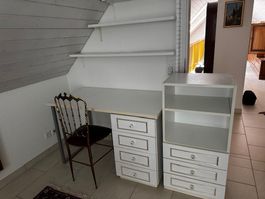 Schreibtisch mit Zubehör und Wandteilen