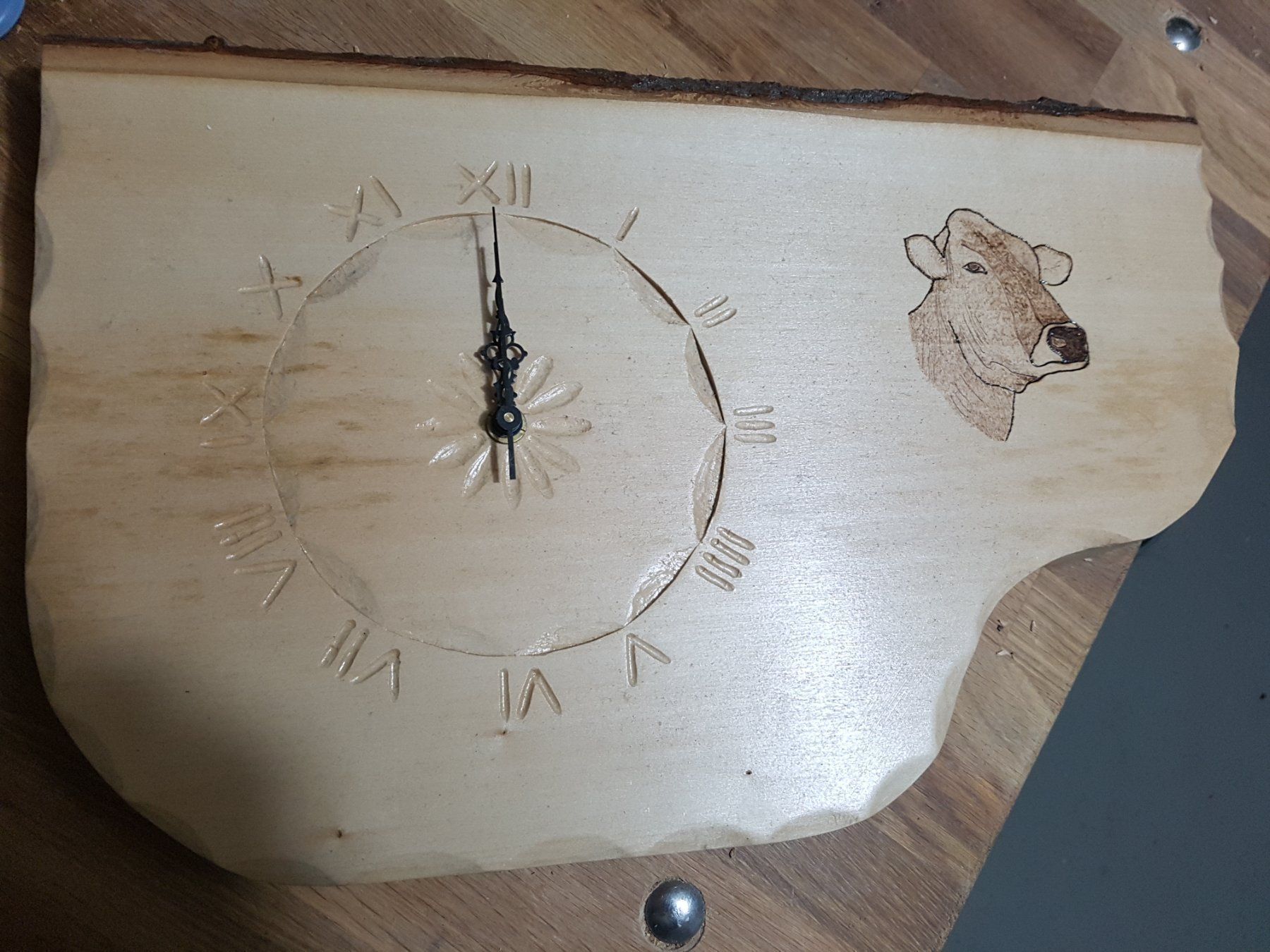 Articoli in legno: Wanduhr geschnitzt und eingebrannt – Nuovo (secondo la descrizione) da Siebnen venduto da Holzwork75