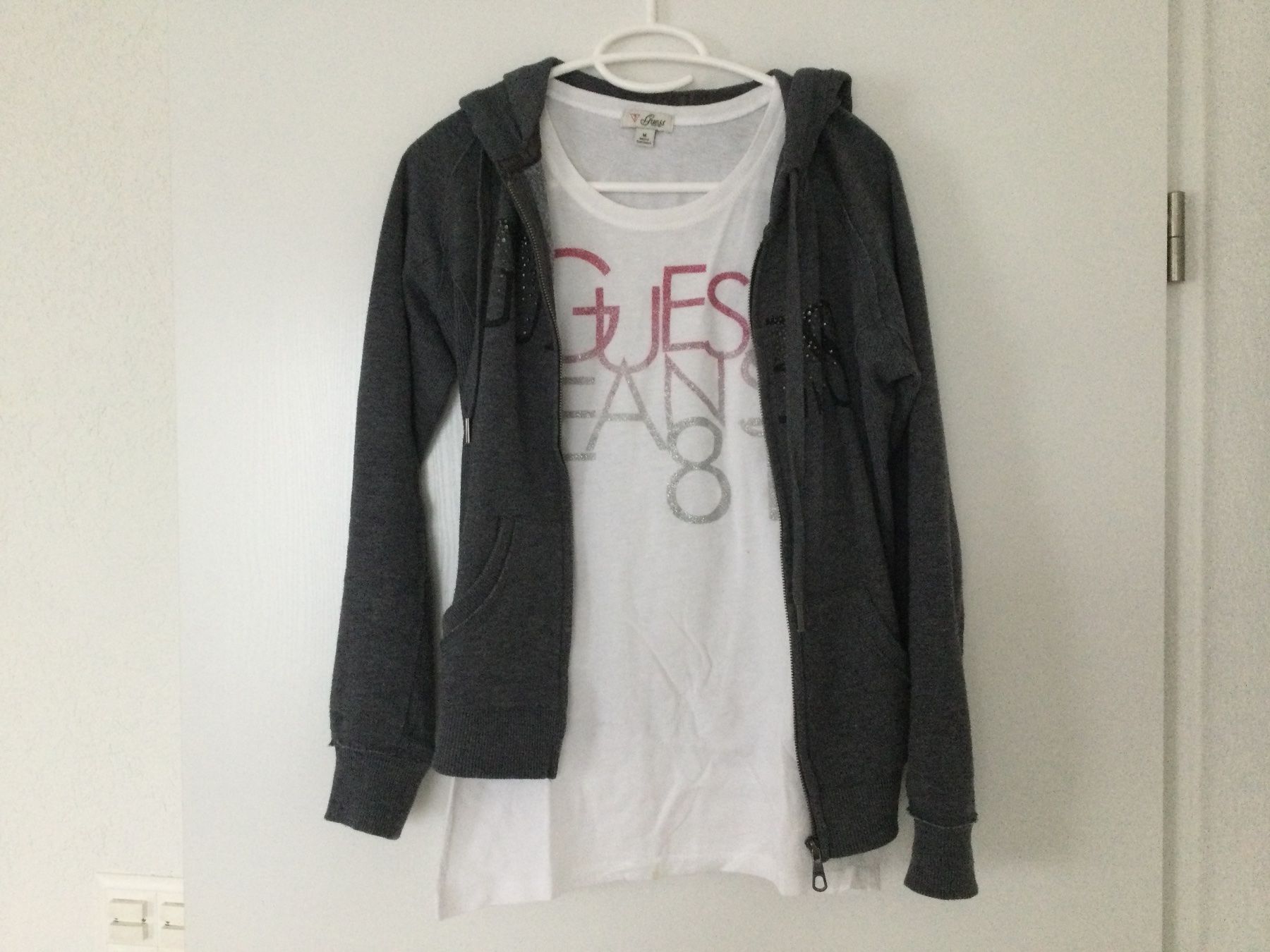 Guess Kleiderpakete: Guess Kapuzenpullover mit 2 Guess T-Shirt Gr. S – Gebraucht aus Baar von negombo