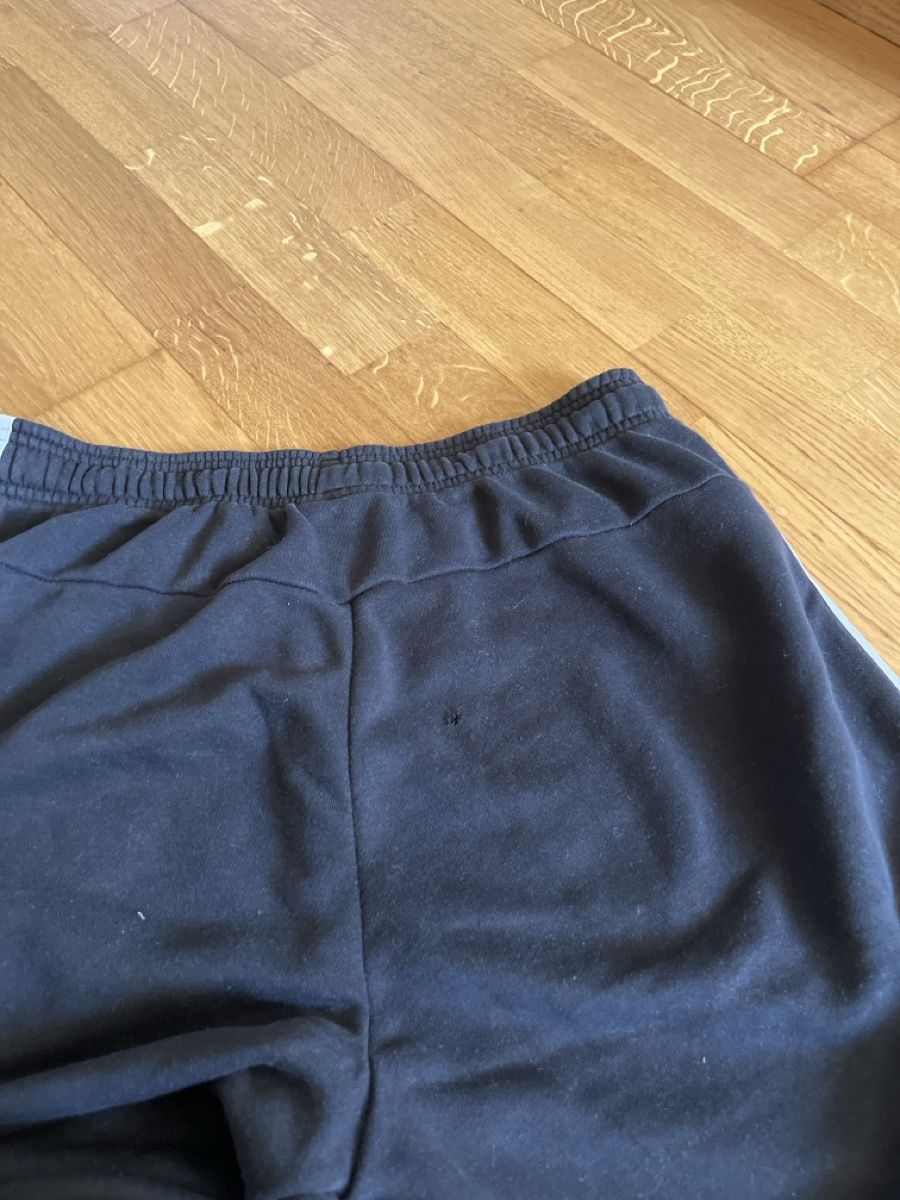 Adidas Pantaloni: Schwarze Adidas Trainingshose Gr. S – Usato da Basel venduto da zoralliv 4