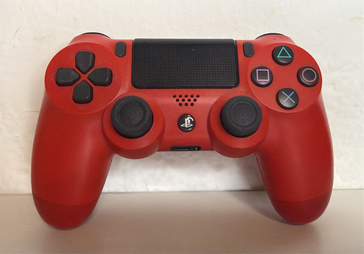 Sony Controller: Sony PS4 Controller Red – Usato da Ehrendingen venduto da bubulence