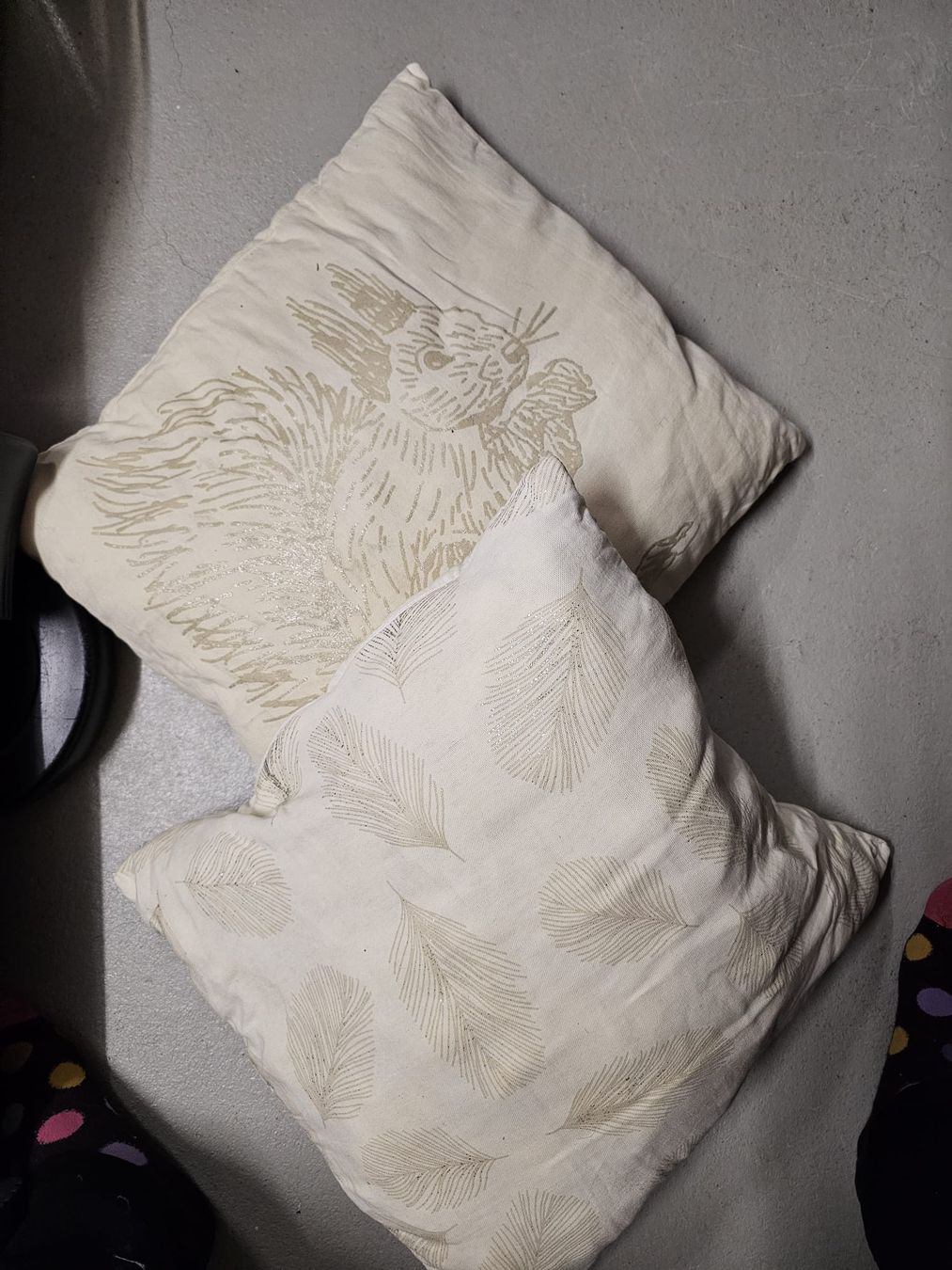 Cuscini: 2 Deko Kissenhüllen beige Eichhörnchen Federn Muster – Usato da Zürich venduto da iwa_7wfj