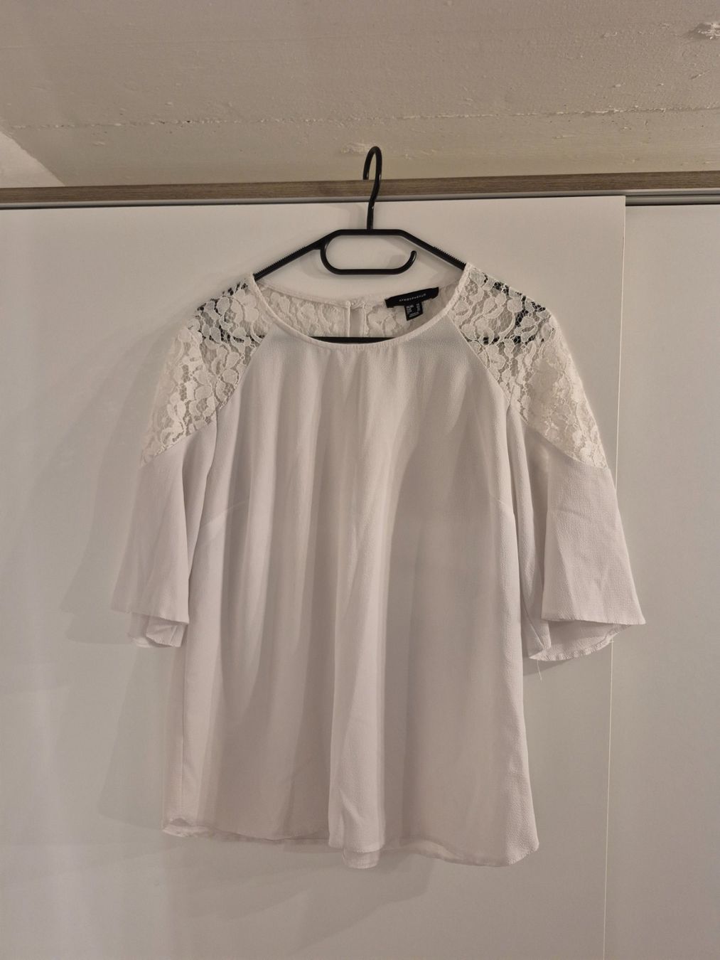 Camicette: Atmosphere Bluse, weiss mit Spitze, Grösse 42 – Usato da La Neuveville venduto da Vestiaire_2011
