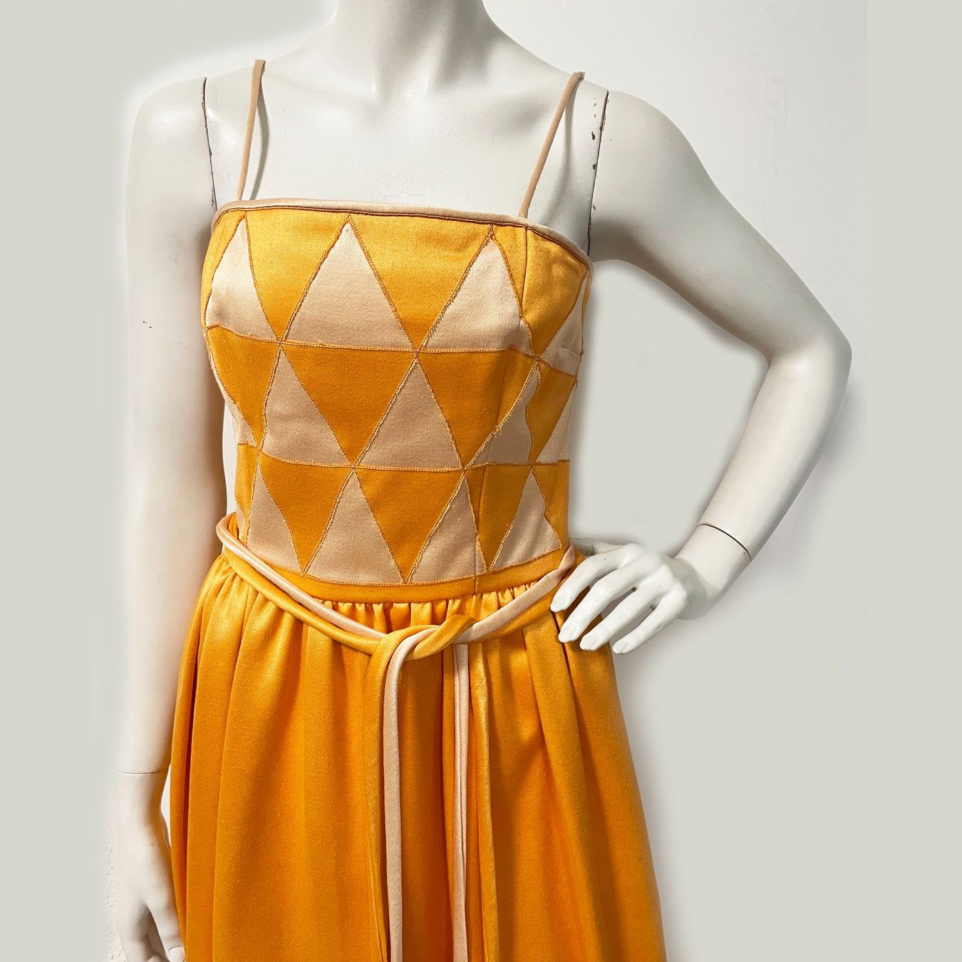 Kleider: Kleid Couture S/M orange Patchwork-Oberteil VINTAGE 1990s – Gebraucht aus Brüttisellen von Buxus 1