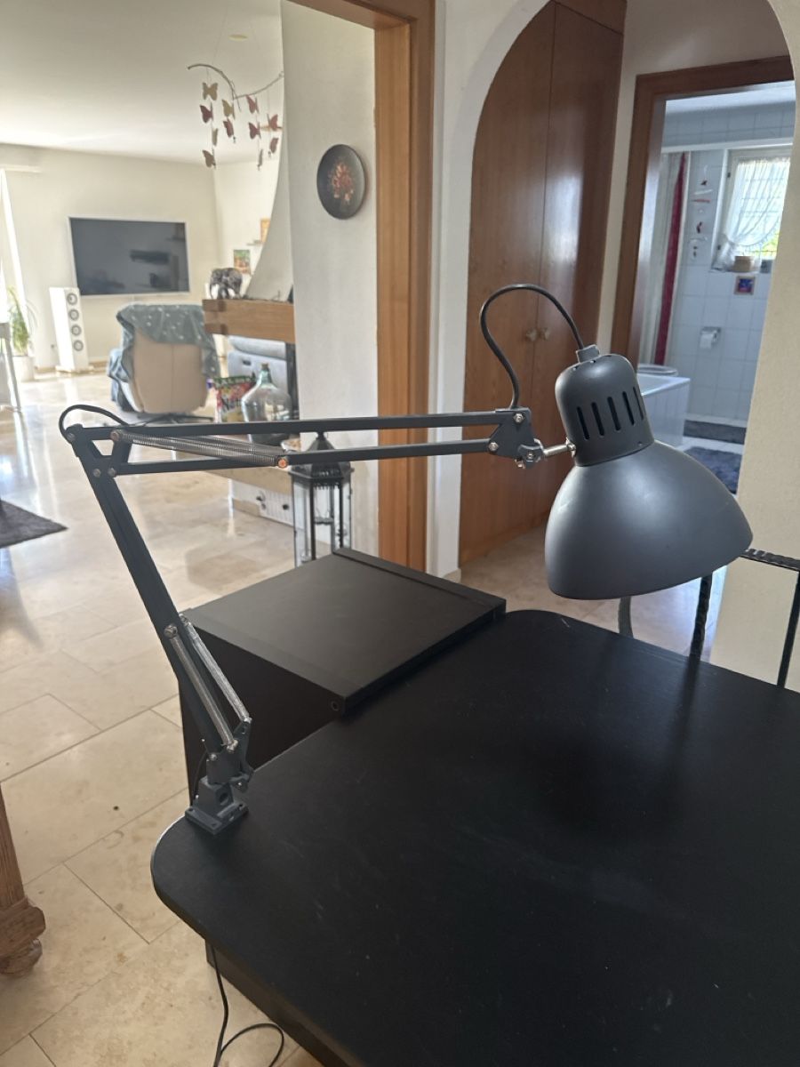 Ikea Scrivanie: Schreibtisch mit Lampe – Nuovo (secondo la descrizione) da Buchs AG venduto da JonDo 2