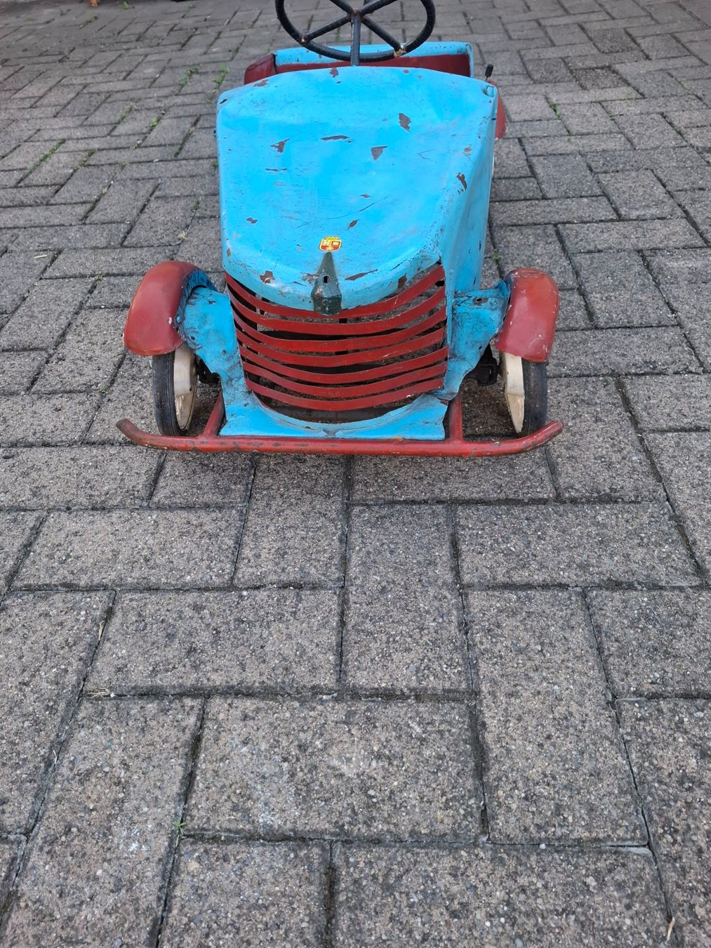 Véhicules pour enfants: antikes Tretauto – D'occasion à Hornussen par sagana2 4