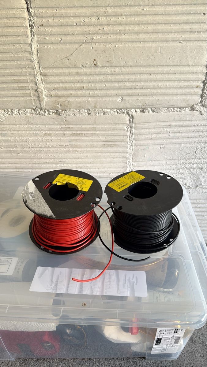 Câbles: 2 Rollen Litze 2.5mm2 Rot/Schwarz – Neuf avec emballage d'origine à Oberuzwil par ala_dyb5