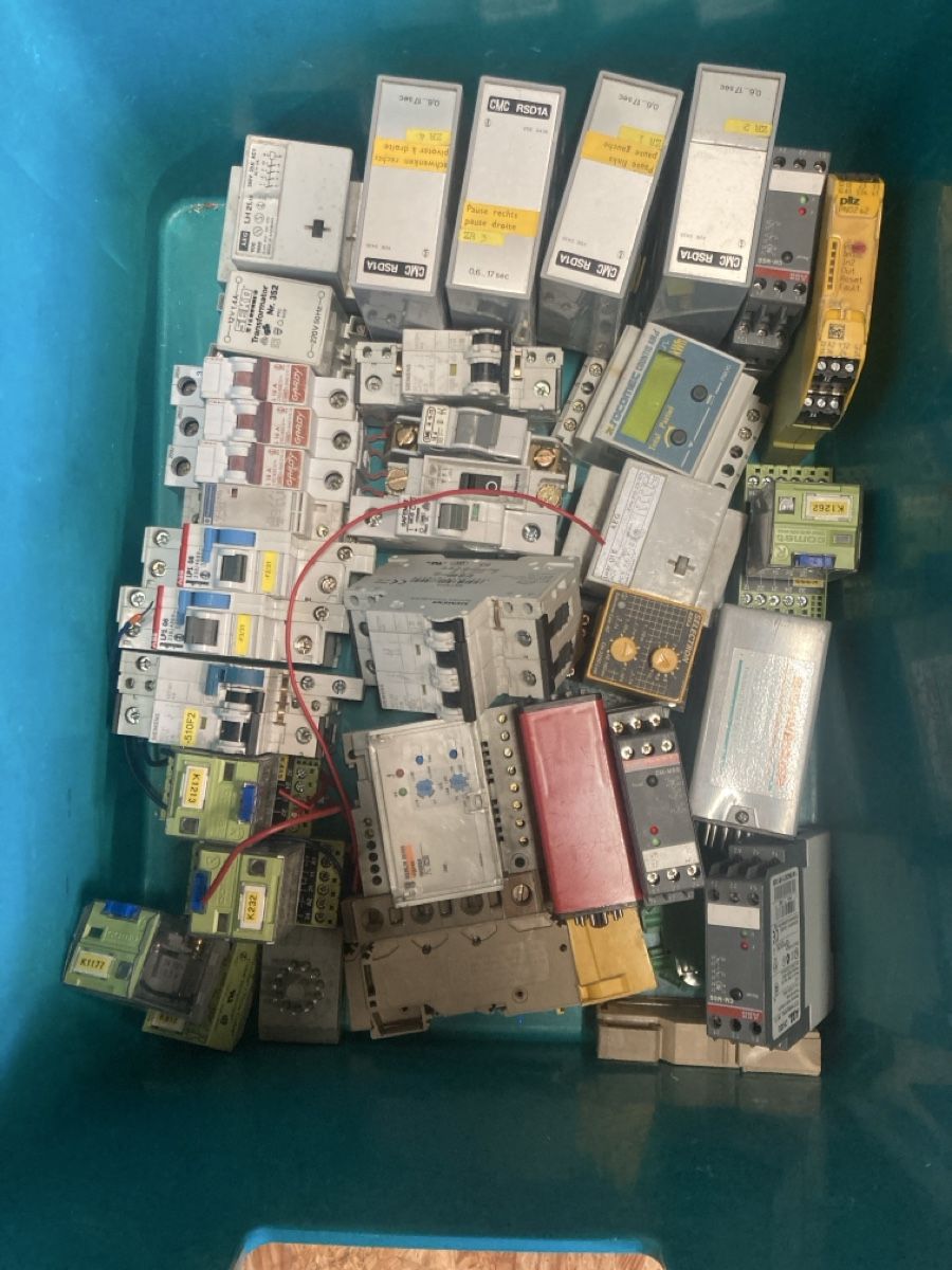 Spine: Lot de matériel électrique  – Usato da Bourrignon venduto da Rere3 2