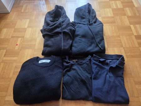 Oberbekleidung Gr. M, 4x schwarz, 1x d'blau