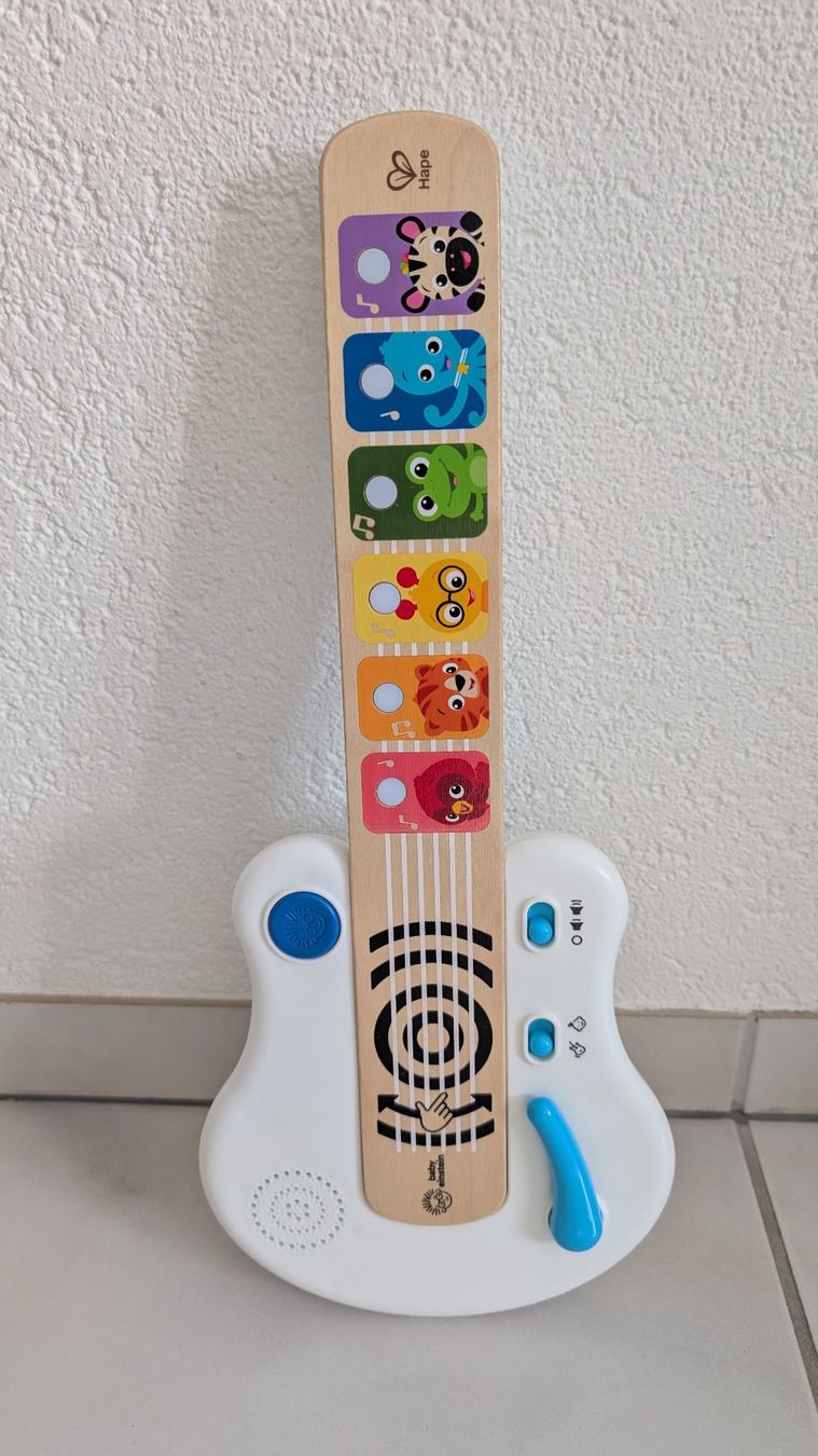 Hape Giocattoli: Hape Gitarre "Magic Melodies Guitar" – Usato da Oberwil-Lieli venduto da meipa3000