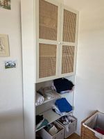 Weisser Hochschrank mit Rattan-Türen und offenen Fächern
