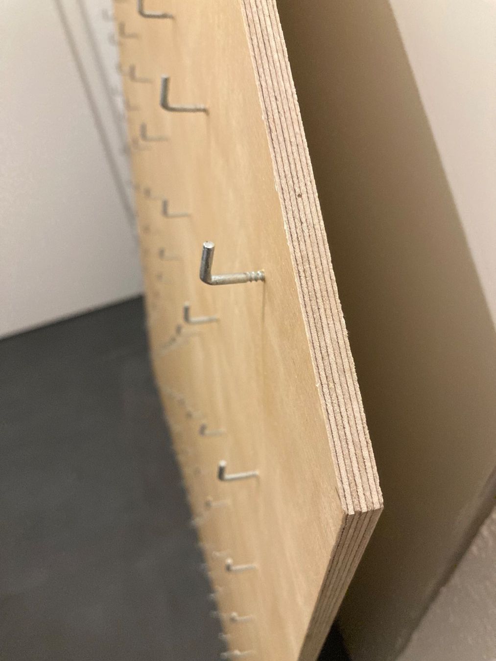 Holzartikel: Holzwand mit 100 Aufhängern – Neu (gemäss Beschreibung) aus Biel-Benken BL von ere_7gwg 4