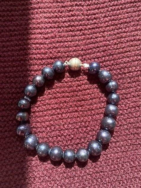 Bracciali & Braccialetti: Armkette Süsswasserperlen dunkel – Usato da Kirchberg BE venduto da Rege 1