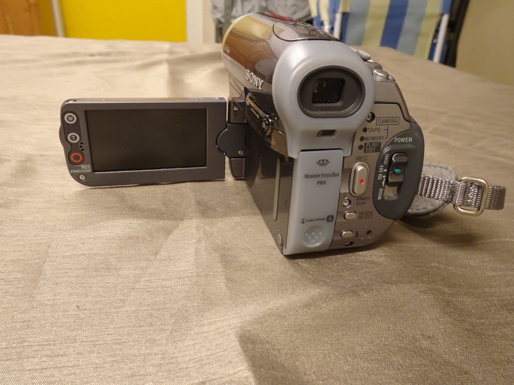 Sony Caméscopes: Sony Handycam DCR-HC90E PAL – D'occasion à Oberwangen b. Bern par est_d8gf 1