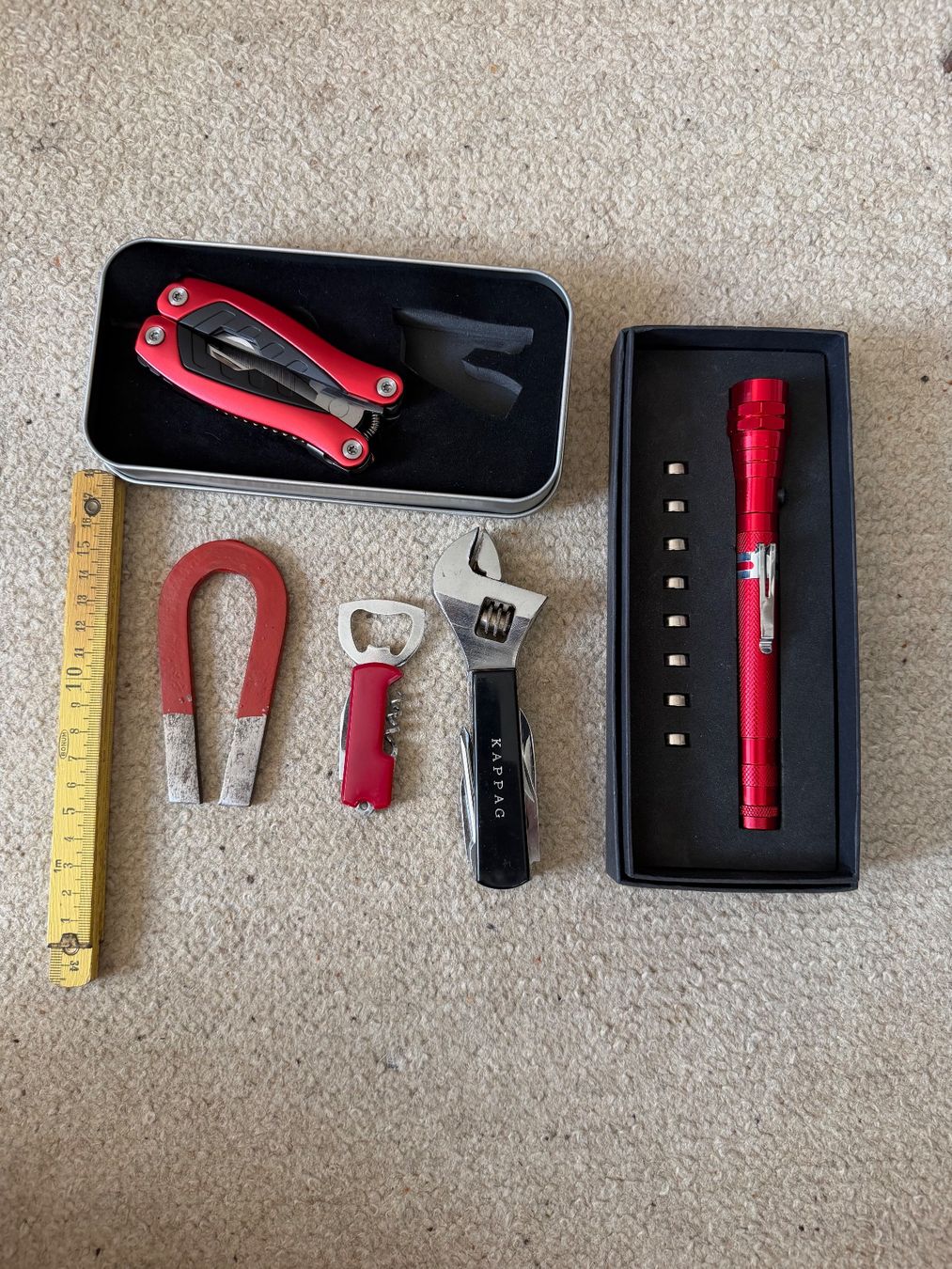 Tous les outils: Werkzeugset mit Multifunktionswerkzeug und Lampe – D'occasion à Jona par Jancy60