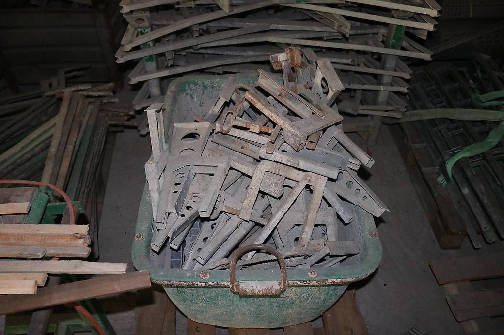 Tutti gli attrezzi: Div. Deckenrandabschalung Klemmwerkzeug pro Stück – Usato da Unteriberg venduto da Konstibau