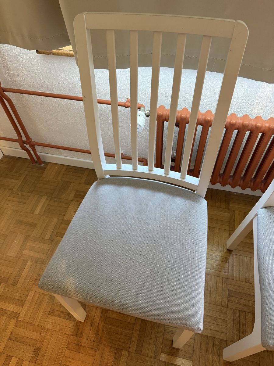 Ikea Stühle: 4 Stühle weiss/grau mit Polster Sitzfläche – Gebraucht aus Luzern von Grawp 4