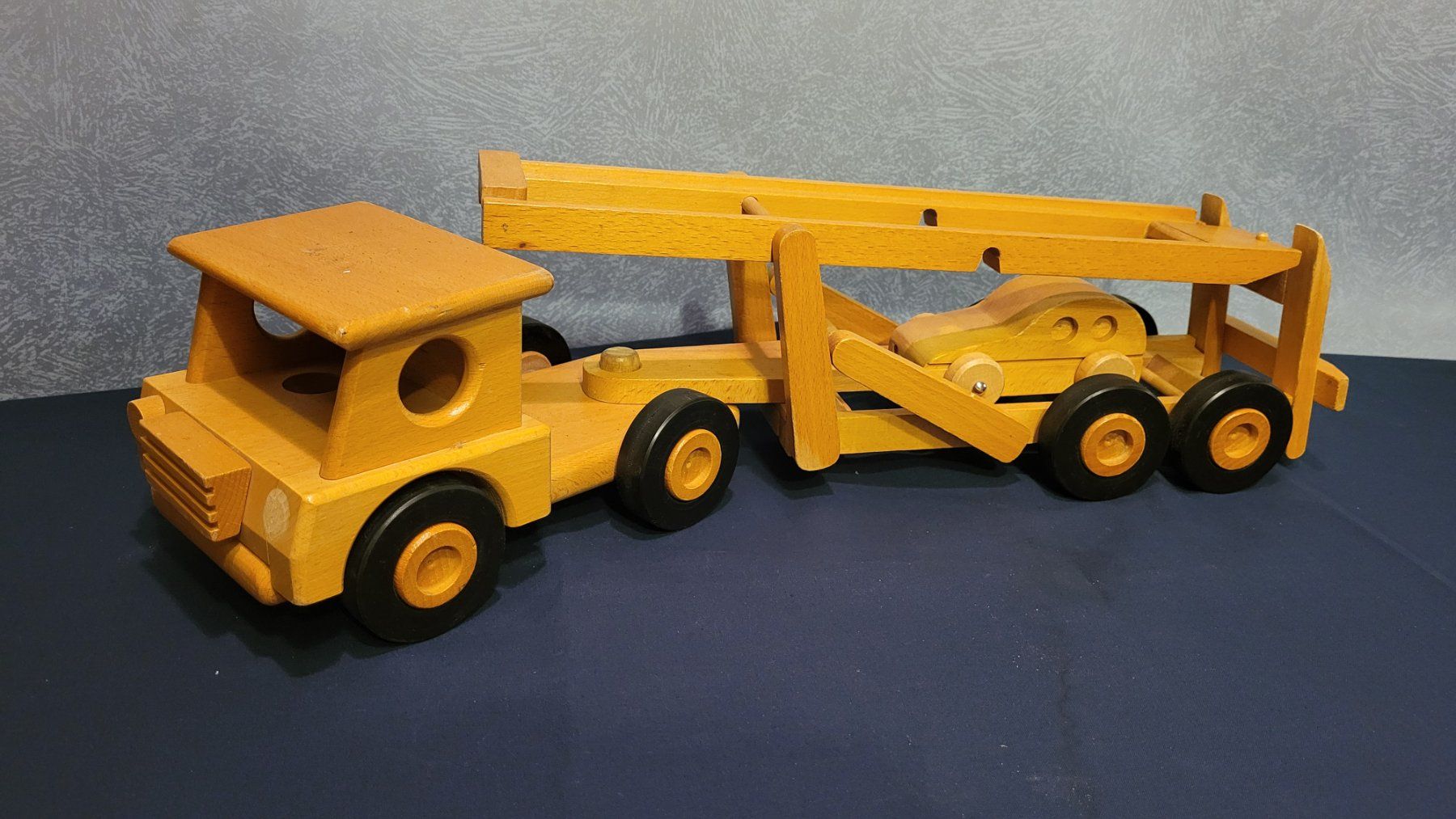 Spielzeuge: Spielzeug-Lastwagen aus Holz – Gebraucht aus Uster von gurust 2
