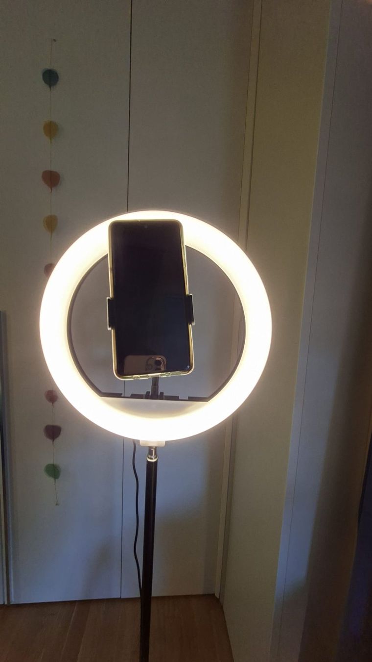 Lampen: Lampada Luce ad anello LED per selfie con treppiede – Gebraucht aus Lugano von Rossana11 1