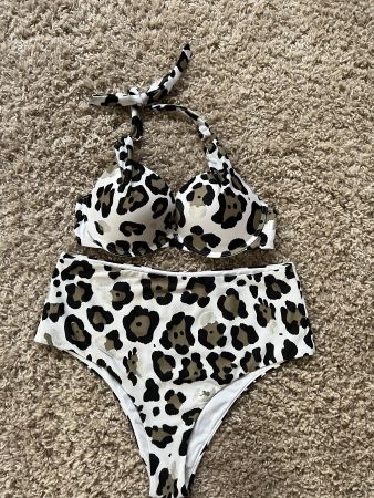 Bikini Set mit Leopardenmuster, Grösse XL und 80D