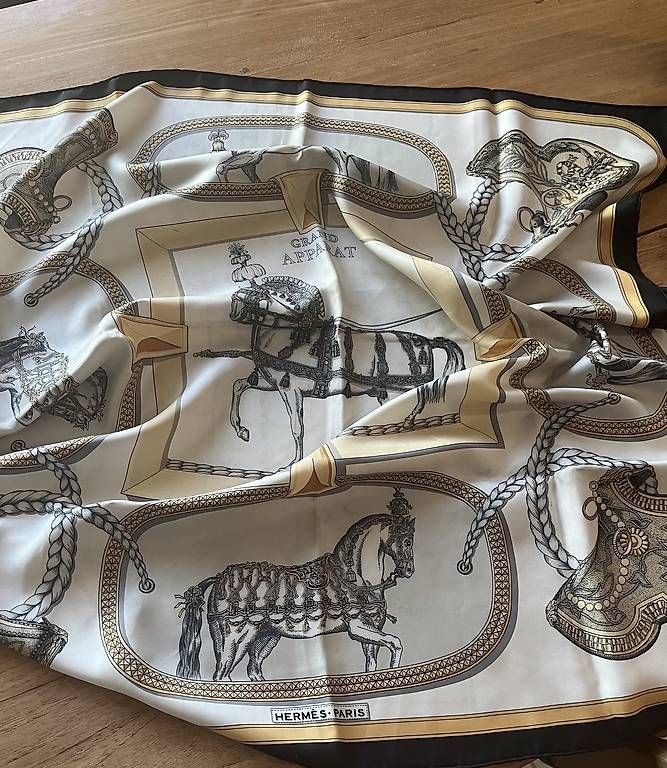 Hermès Foulards, Tücher & Schals: Hermes foulard – Gebraucht aus Meilen von tif_x9sj