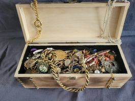 Schatztruhe C mit 1,9 kg Schmuck,