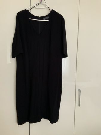 Kleid s.Oliver Premium schwarz V-Ausschnitt Grösse 46