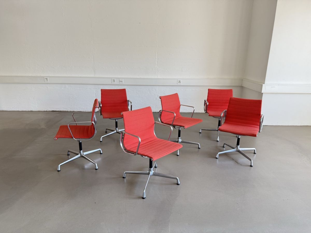 Eames Sedie: Vitra EA 108 Bürostunl von Eames in rotem Hopsak – Usato da Grenchen venduto da Design-Outlet 4