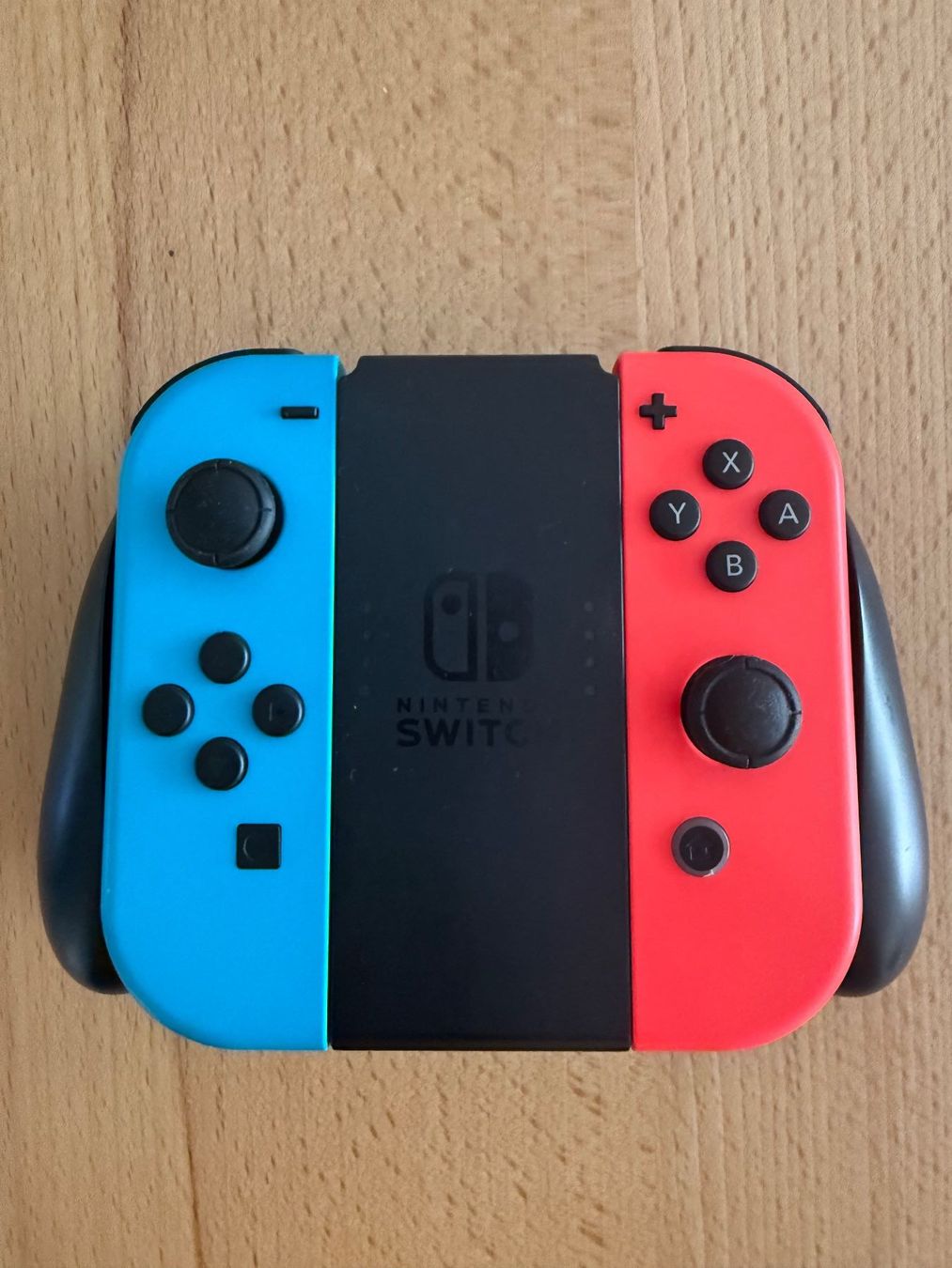 Nintendo Consoles: Nintendo Switch Joy-Con Controller Paar Rot Blau plus Grip – D'occasion à Spreitenbach par Jesset