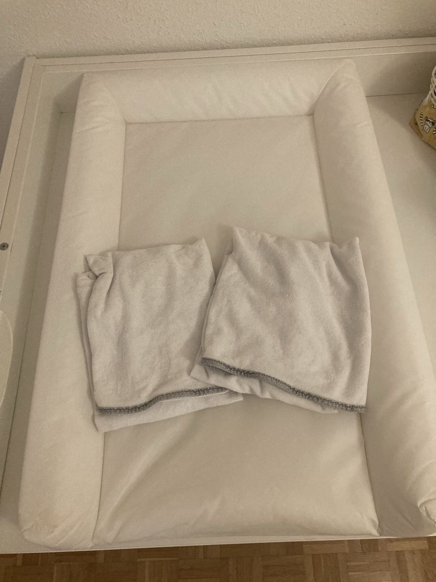 Ikea Wickeltisch & Zubehör: Matelas à langer + 2 housses Ikea  – Gebraucht aus Genève von Eschindler