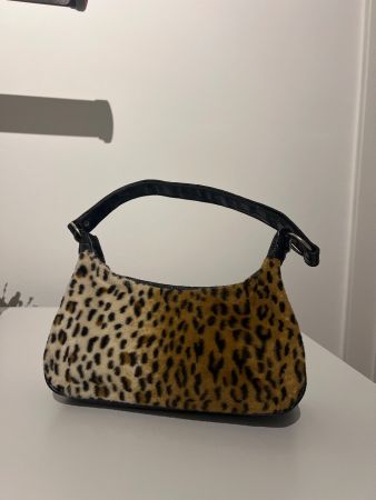 Leopard-Handtasche im Y2K Stil