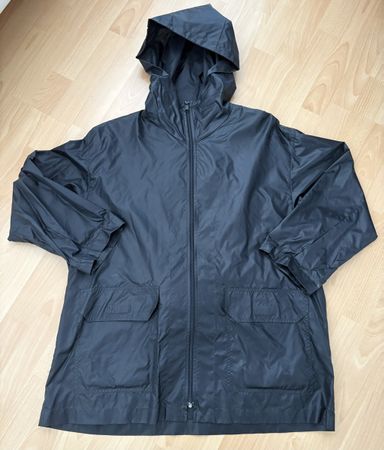 Schwarze Regenjacke mit Rucksack Gr. 40
