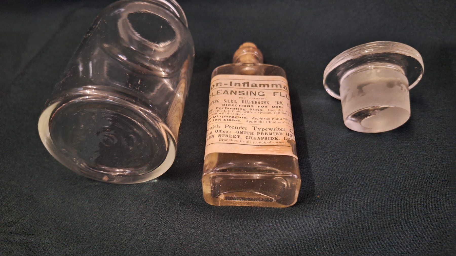 Matériel de laboratoire: 2 alte Apotheker Fläschchen – D'occasion à Arlesheim par shopradl 3