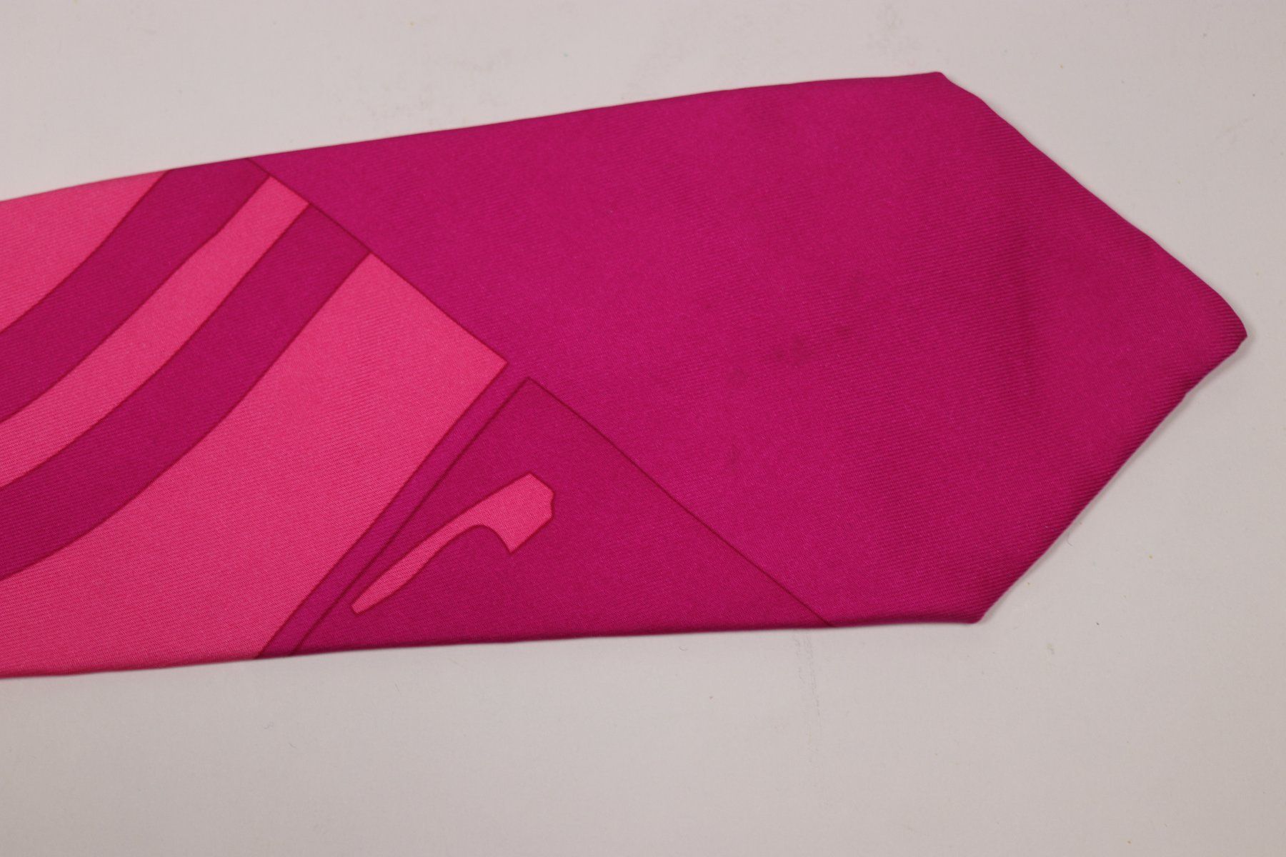 Hermès Cravatte: Hermès Pink Silk Tie - Hermes Seidenkrawatte – Usato da Hombrechtikon venduto da BAZ-Vintage 2