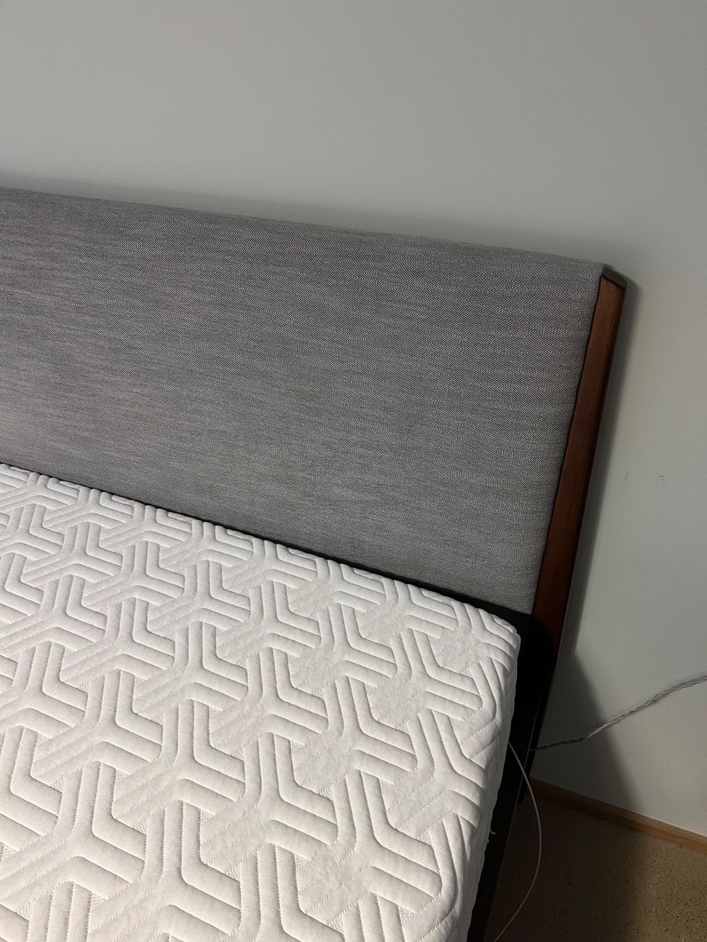 Betten: West Elm Bed Frame – Gebraucht aus Zürich von lot_hct9 1