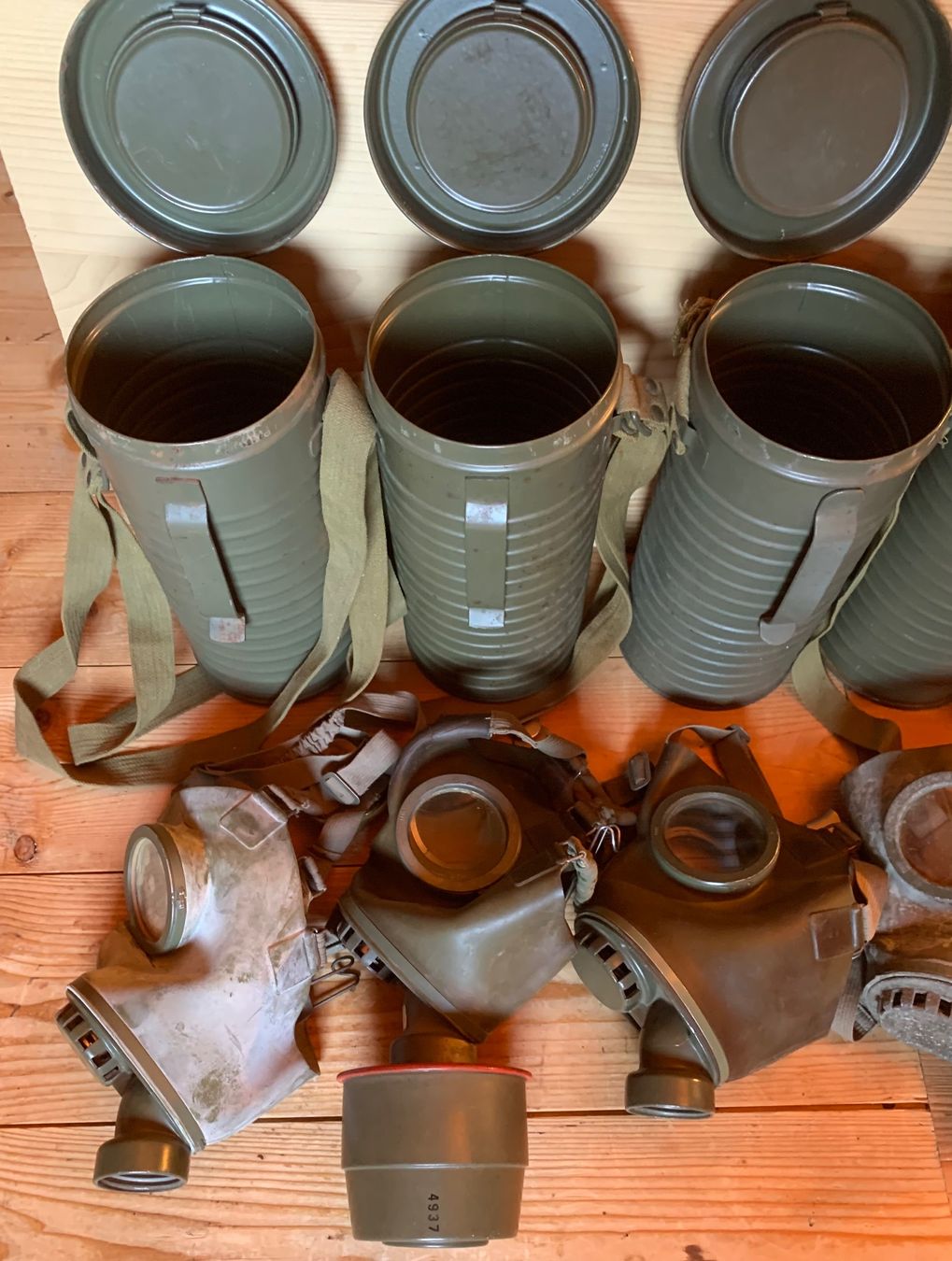 Visage & Oreilles: 9 Gasmasken mit Büchse – D'occasion à Goldingen par Bergler012 3