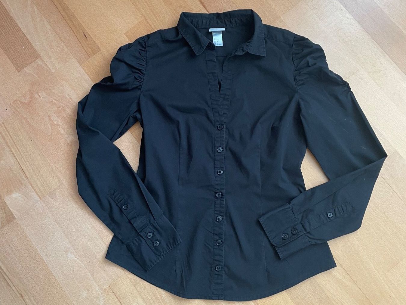 H&M Blusen: H&M Schwarze Hemdbluse mit Puffärmeln, Grösse 38. tailliert – Gebraucht aus Hubersdorf von JanasHeartTreasures