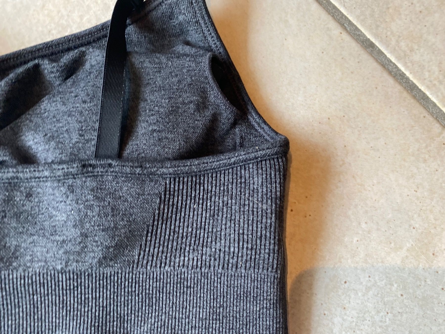 H&M Camicette, T-shirt & Top: Top 164 H&M mit Trägerli – Usato da Orpund venduto da Mary8972 2