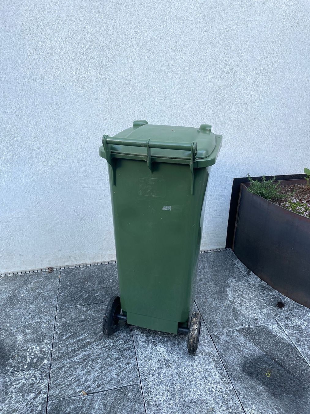 Cestini per rifiuti: Grünabfuhrtonne mit Rollen gebraucht – Usato da Zürich venduto da atelierMfelix 2