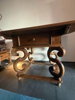 Eleganter Holztisch