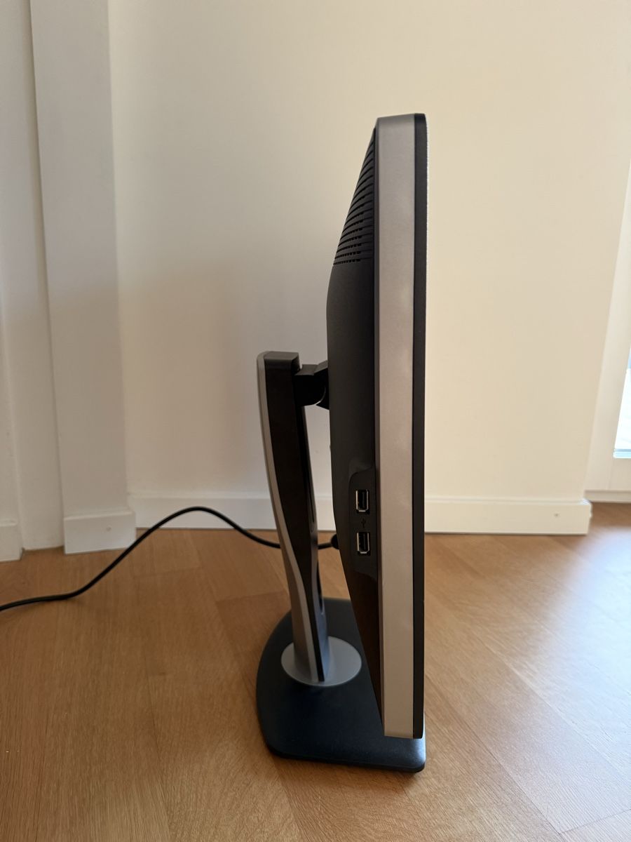 Dell Monitor: Dell Ultrascharp Screen – Usato da Zürich venduto da rah_mpq5 1