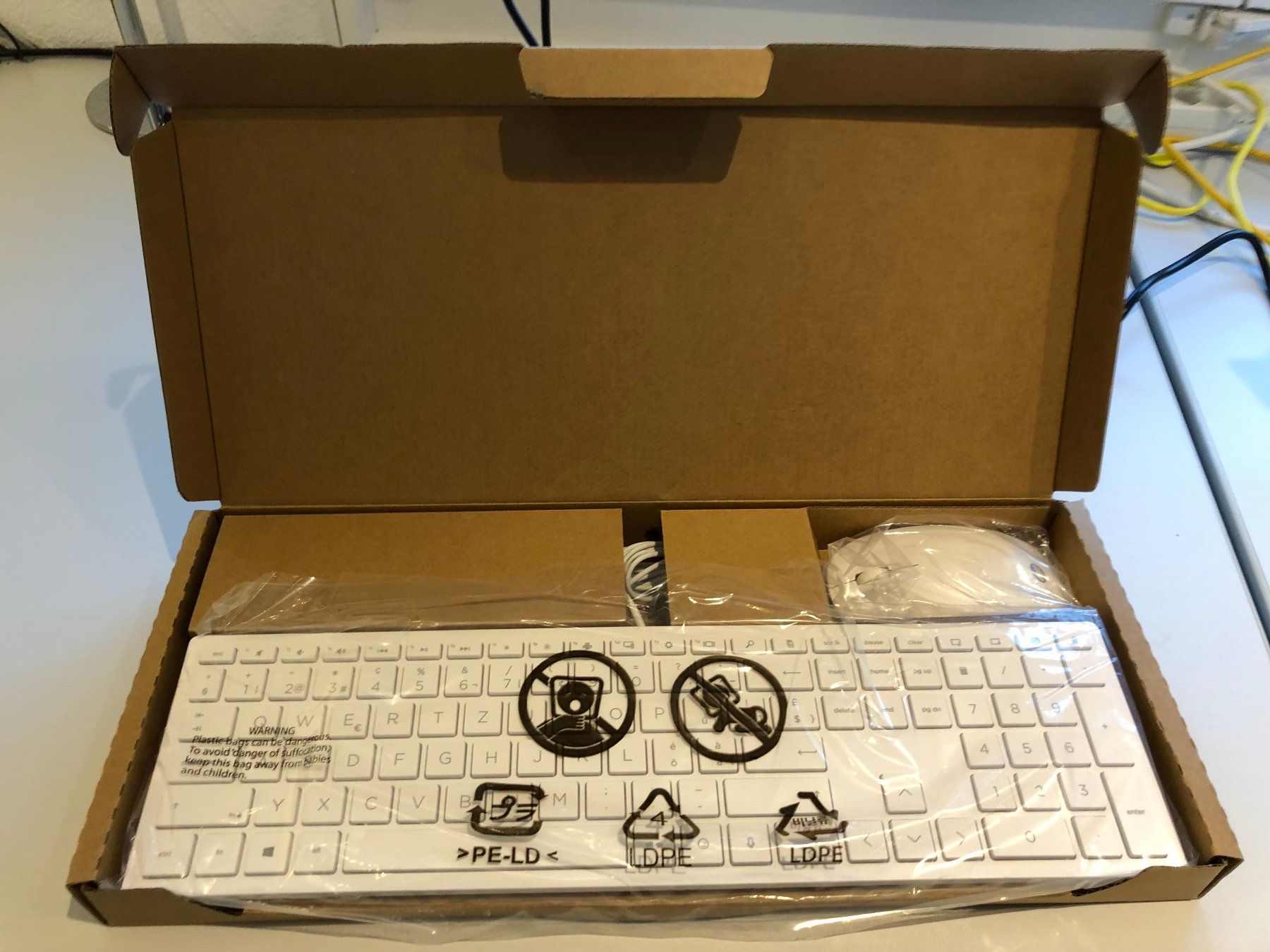 Hewlett Packard Tastaturen: HP Tastatur/Maus Set USB 310 weiss – Neu und originalverpackt aus Jona von mars100