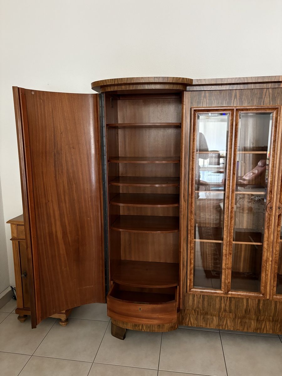 Vitrines: Semus Vitrinenschrank Nussbaum – D'occasion à Villnachern par rem_8v28 3